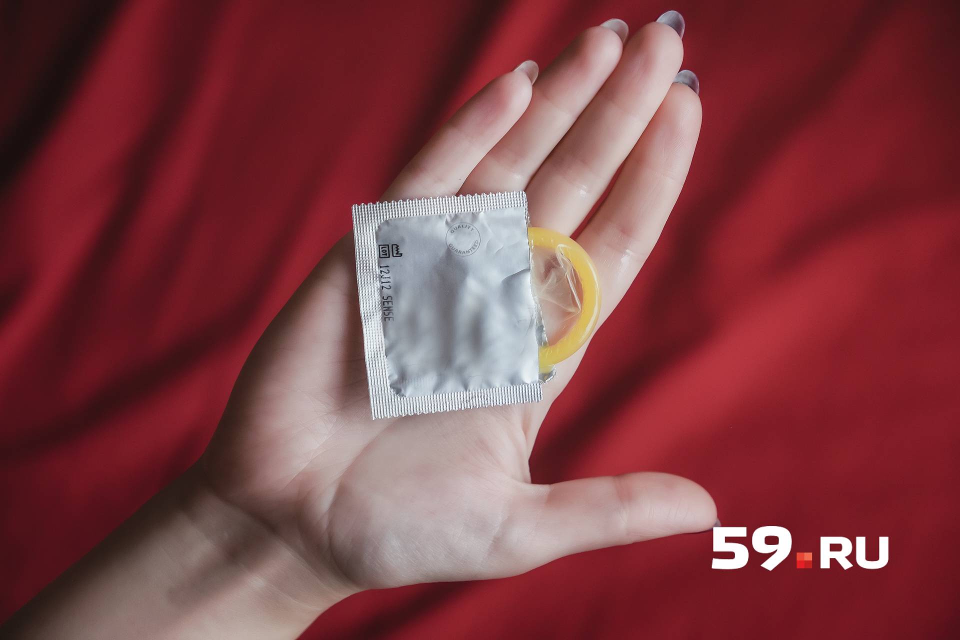 Симпатичные азиатки подстраховались и трахаются в презервативе