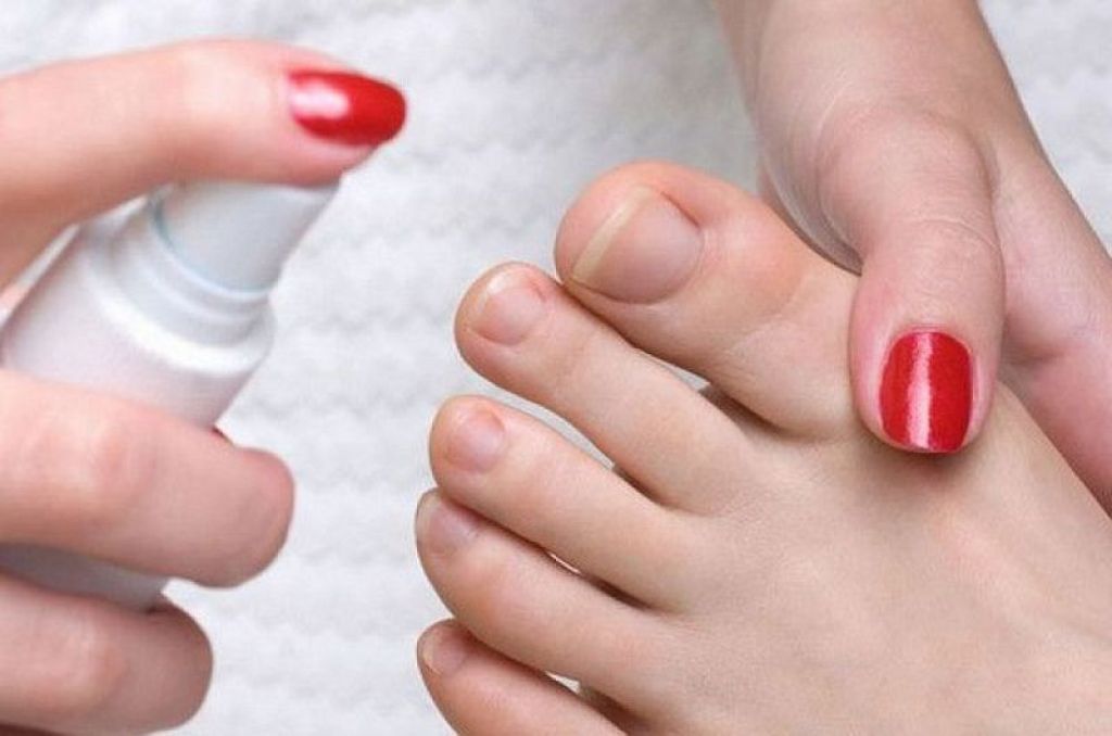 Врач лечение ногтей на ногах. Профилактика грибковой инфекции ногтей. Ногти на ногах намазаны.