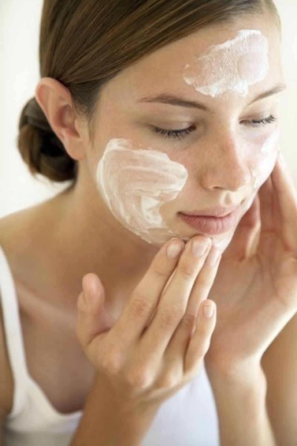 Домашние маски от шелушения. Очищение лица. Очищение кожи лица. Девушка очищает кожу. Увлажнение кожи.