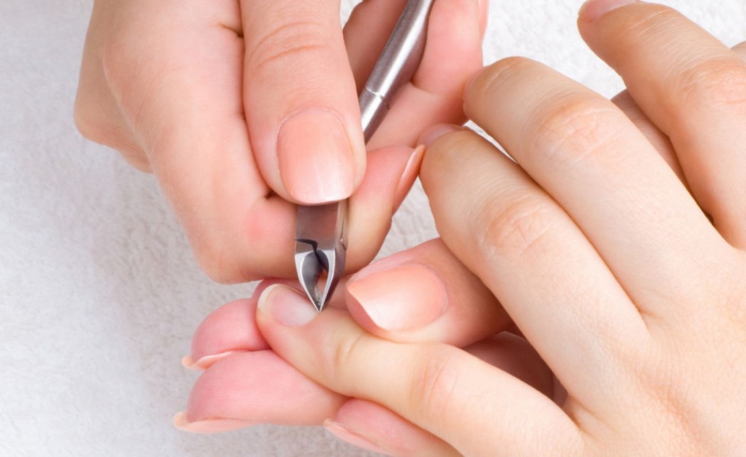 Процесс подготовки ногтя и нанесения лака