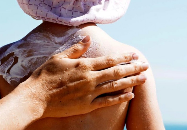 Как и сколько крема следует наносить на кожу во время загара?