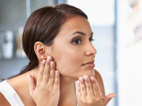 Прыщи на щеках у женщин: причины появления проблемы