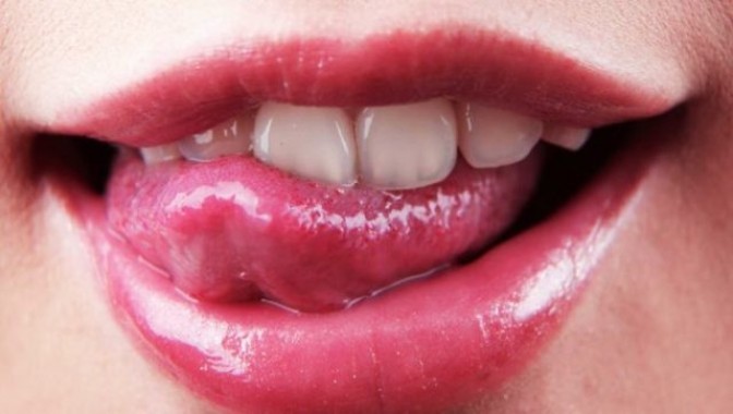 Трещины на языке: причины, симптомы и лечение